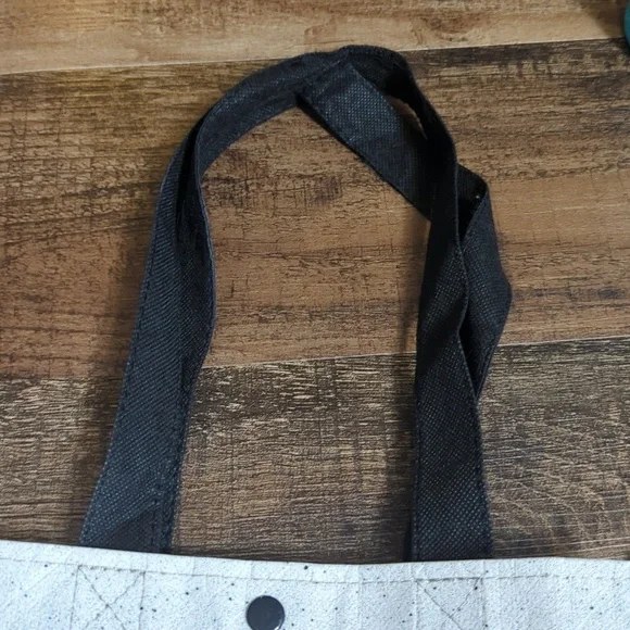 Lululemon - 2 Small Reusable Tote Gift Bags and Glass Water Bottle With Silicone - Picture 13 of 15